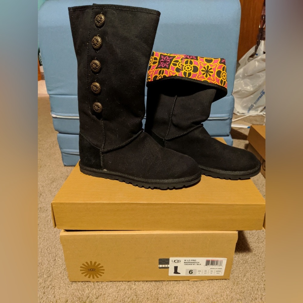 Black Uggs size 6
